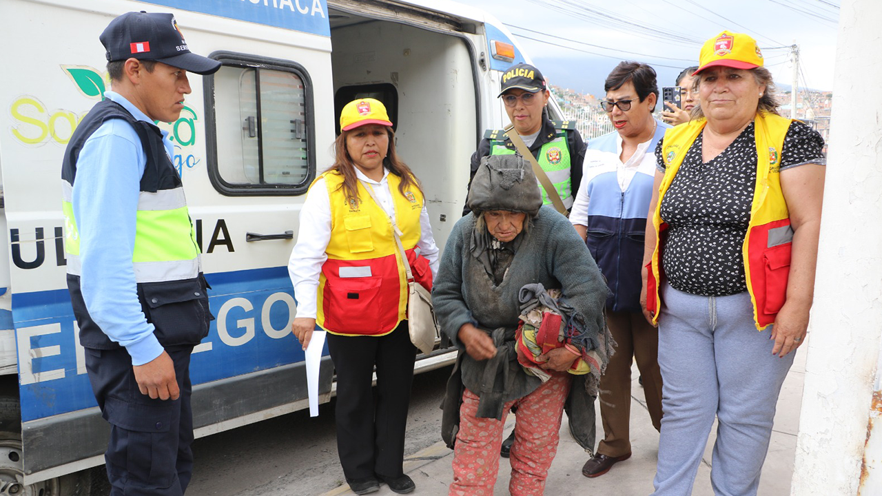 Arequipa: adulta mayor en abandono es rescatada en Sachaca y trasladada a centro de atención